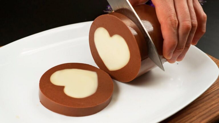 Questo semplice gesto trasforma il cioccolato in un dolce indimenticabile…