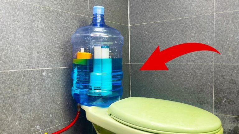 Questo semplice gesto trasforma bottiglie vuote in docce e wc incredibili…