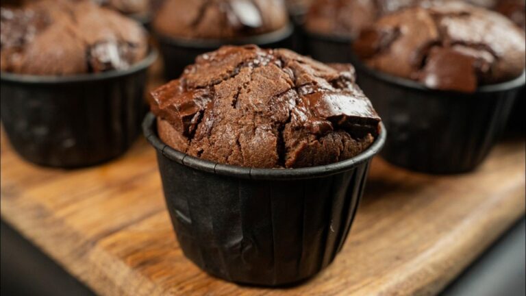 Questo semplice gesto rende i muffin al cioccolato irresistibili e sorprendentemente morbidi…