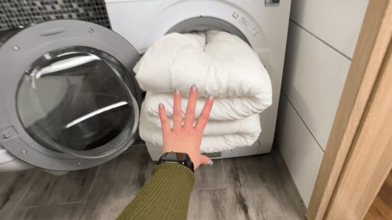 Questo semplice gesto trasforma la tua lavatrice in una soluzione per coperte giganti…