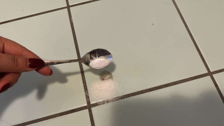 Il trucco per eliminare facilmente le macchie dal pavimento